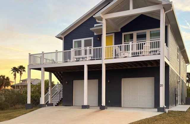 Custom house, beachside neighborhood, 5-7min walk to the beach, dog friendly!