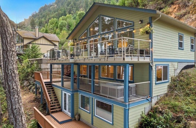 Shoreline Cottage on lake Cowichan