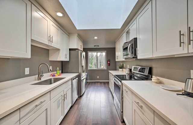 Shoreline Home w/ Deck ~ 14 Mi to Downtown Seattle