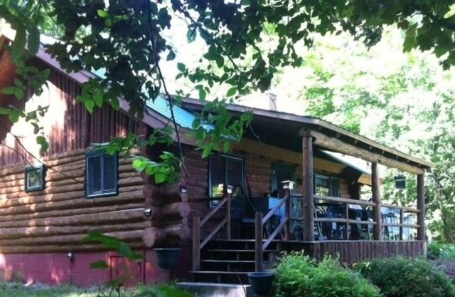 Shoreline Log Cabin Home en 12 acres en el pintoresco lago Gratiot, condado de Keweenaw