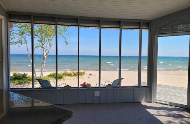 Shoreline Oasis- Make Waves This Summer – Private Beach + Kayaks + Hot Tub