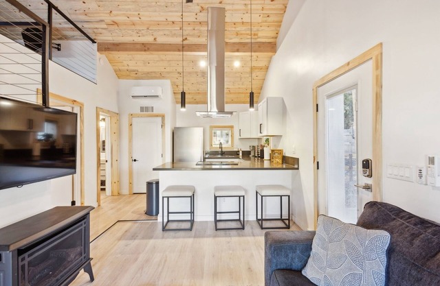 Shoreline Village Unit 3 with Loft 2 Bedroom Cabin