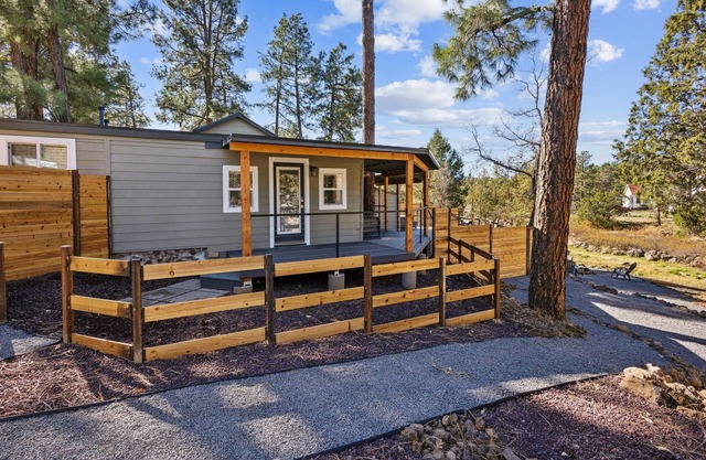 Shoreline Village Unit 4 with Loft 3 Bedroom Cabin