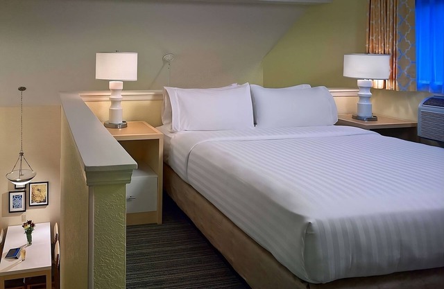 Short distance from Orpheum Theater! Private Kitchen, Pets Allowed, Parking!