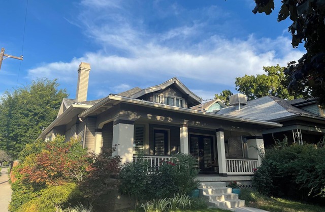 Short drive from downtown in a friendly neighborhood! Pet Friendly