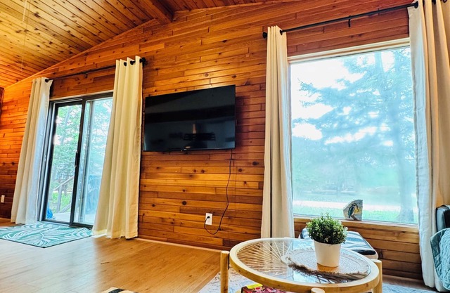 Year-Round Cottage/Minutes to the Beach/Fishing/Treed Yard/Seasonal Town Events