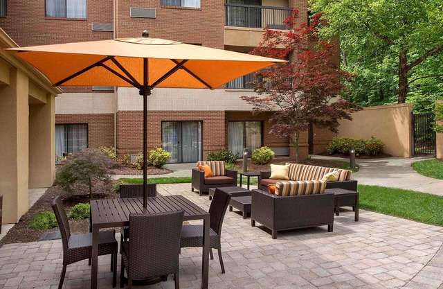 Short Drive to Raleigh-Durham International Airport! Pets Allowed, Pool