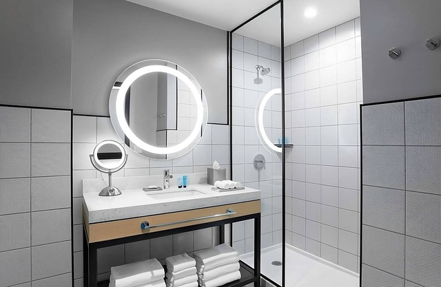 Short Drive to Shark Reef Aquarium! 4 Large Units w/ City View, Parking!