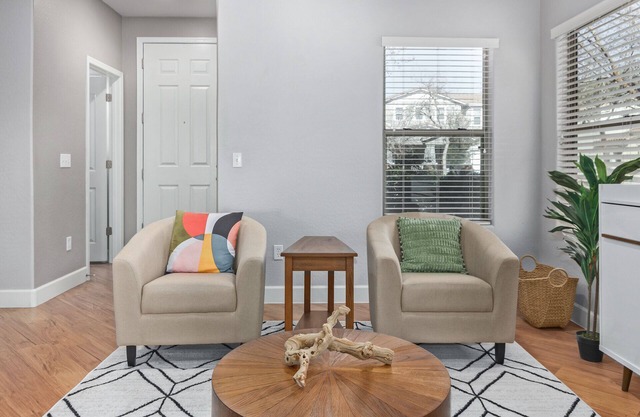 Short or Longer Stays! Spacious Chic Downtown Retreat w/ Community Pool