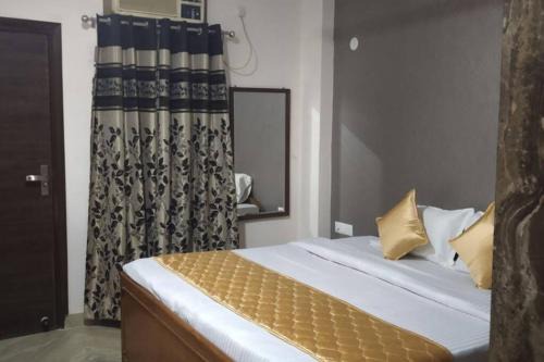 SHORT STAY 3BHK Serviced Apartment (LIFT+Kitchen+3 nights min stay) E Block Saket