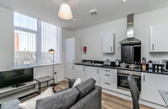 City Suites - 1 cama - un chester que tiene capacidad para 2 personas en 1 habitación