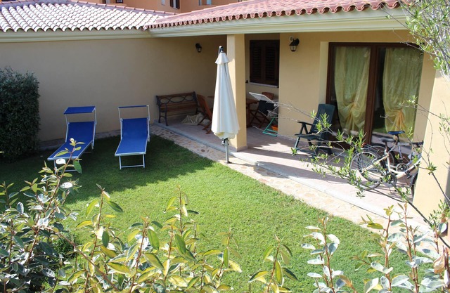 CASADELFARO CON JARDÍN, MAR 5 MINUTOS AL PIE