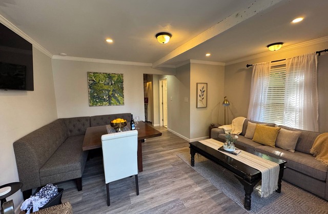 Evermore Carriage House—Short Walk to 3rd Street!