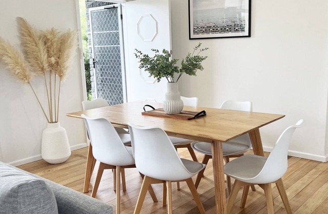 SHORT WALK TO BEACH, PET FRIENDLY, COSY NEWLY FURNISHED AND RENOVATED