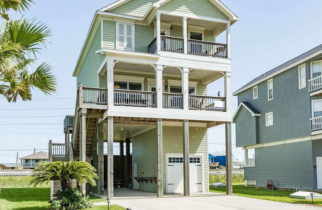 Short Walk to Gulf Water & Beach, Pool Access!