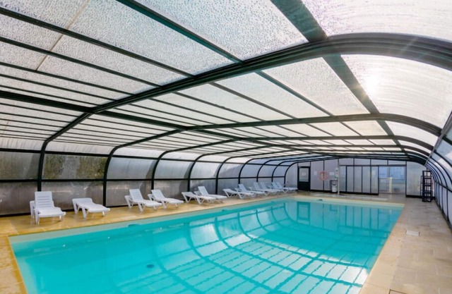 Sólo un corto paseo a la playa | Dúplex modesto + acceso compartido a la piscina cubierta