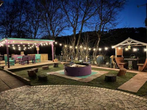 Shotts Luxury 5-Bed Retreat Sleeps 19 & Hot Tub