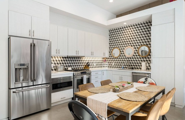 Showstopper Mid-Century Modern Palm Desert Condo, Walkable To Shops & Eateries!