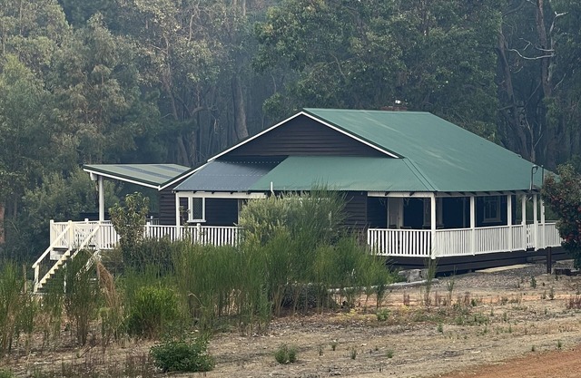 Shrapnel's Retreat; Cosy, relaxing Timbermill Cottage getaway! Pet friendly.