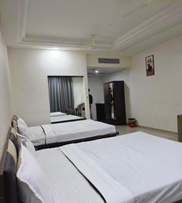 Shri Harichand Hotel