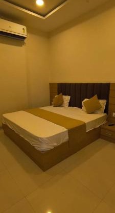 Shri Ji Hotel & Restaurant