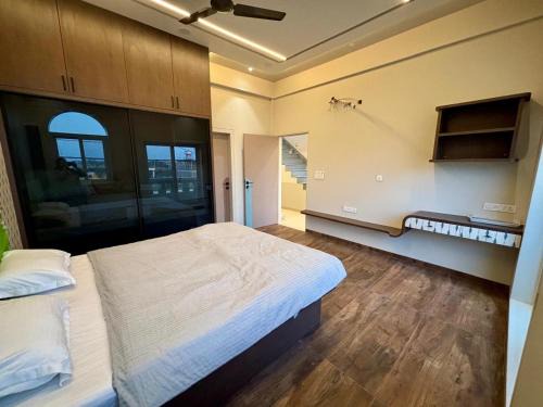 Shri Nath Ji Abode by Nitya Eco Living