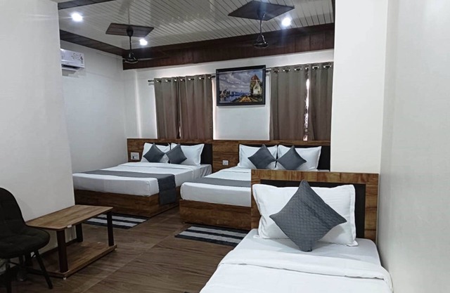ShriGo Hotel Pushpa Residency