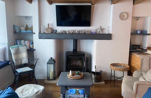 Shrimp Cottage - 3 bed renovated cottage with stunning sea views