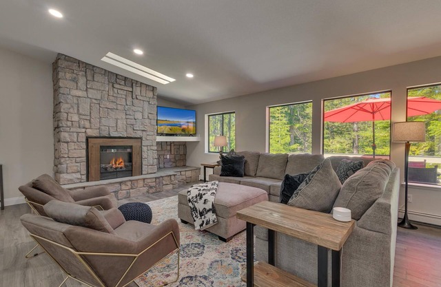 Shuffleboard Table, Golden Tee & Pac Man Arcades, Foosball, Spa + 7mins to Lake – TreeHouse Estate
