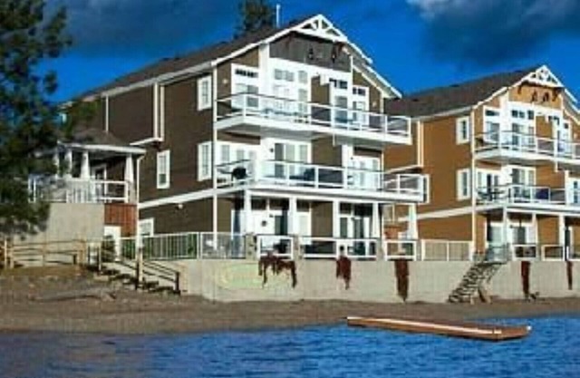 NIVEL DE PLAYA DE LUJO UN BR (PARA 4) EN EL LAGO SHUSWAP. DOCK PRIVADO Y BOYA.