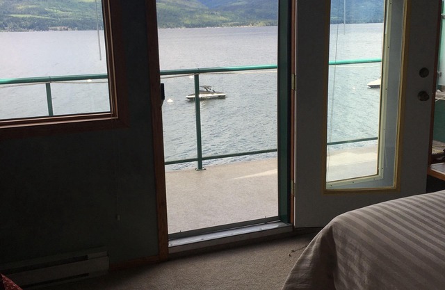 Shuswap Lake Front Two Bedroom, 3 Bath Condo. ¡En ninguna parte está más cerca del agua!