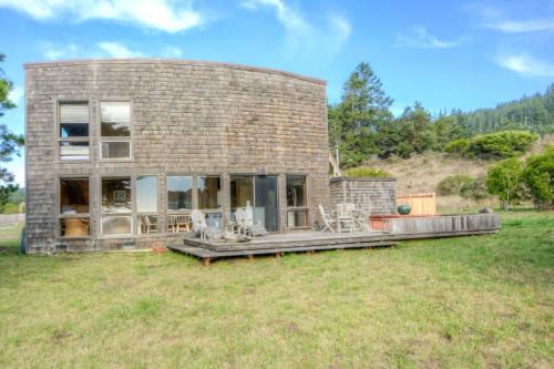 Sibley - Beautiful Ocean Views & Hot Tub