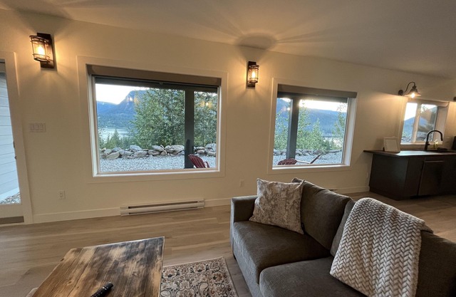 Sicamous Lake View Hideaway