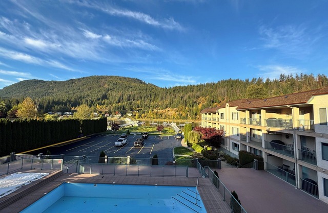 Sicamous - Spacious canal front condo with boat slip
