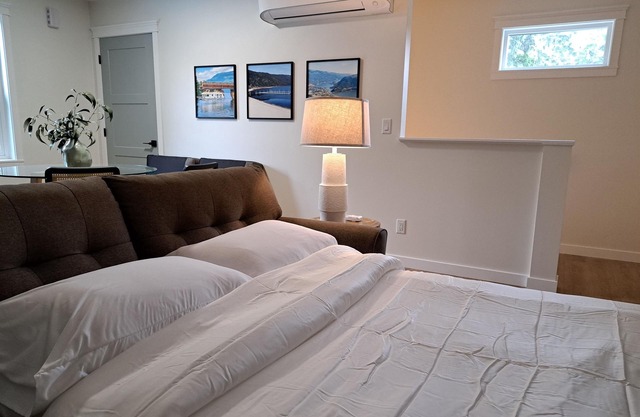 Sicamous Upper Suite - Licensed