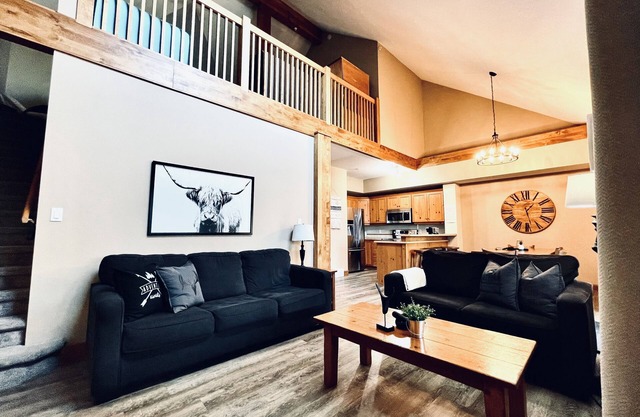 🖤Side by Side Ski in/out condos, 6 beds, 6 pullouts, 6 baths, two hottubs, A\C 🖤