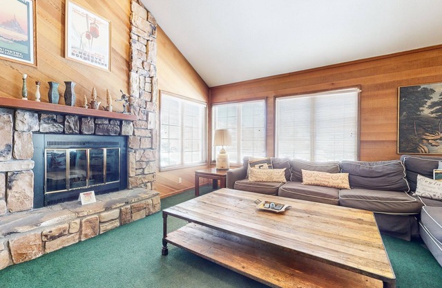 Sierra Megeve 8 Cozy Yet Spacious Condo, Just A Short Walk To Canyon Lodge by RedAwning