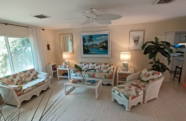 SIESTA KEY BEACH COTTAGE, 5 Minute walk to Sunset on the Beach