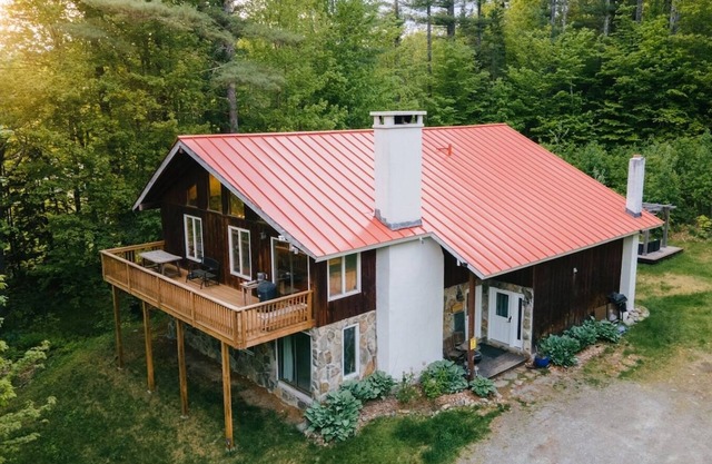This house is a 8 bedroom(s), 4 bathrooms, located in Londonderry, VT.
