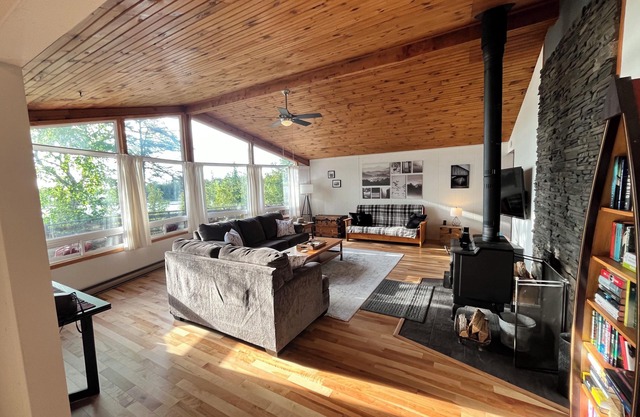 Silver Birch: Waterfront Cottage