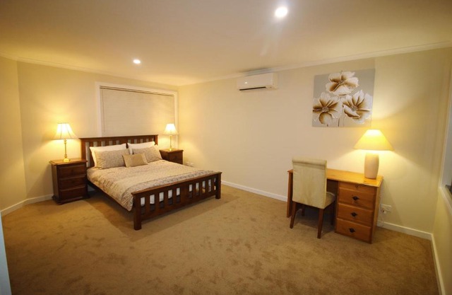 Silver House - Melbourne Airport Accommodation - 7 Minutes from Melbourne Airport