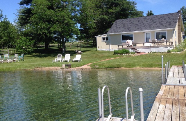 Silver Lake Cottage en Traverse City Fachada privada con pontón para alquilar