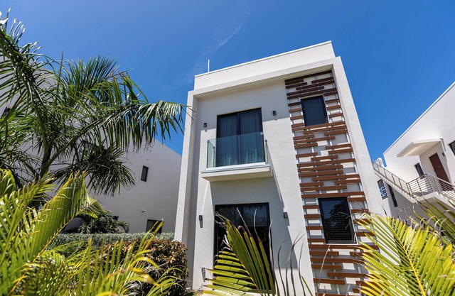 Silver Reef 10-'Seaglass'-Luxury Beachfront Condo located on the north shore