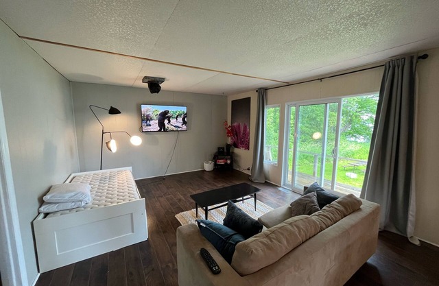 Silver Wood Cottage overlooking Lake Simcoe!