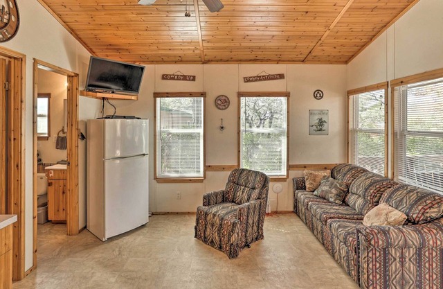 'Silverado Cabin' w/ Fire Pit, Fish On-Site!