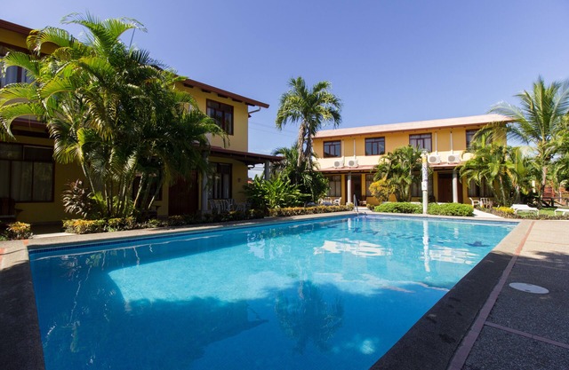 Simon Apt 2: Cozy 3-bedroom apartment within walking distance of Jaco Beach