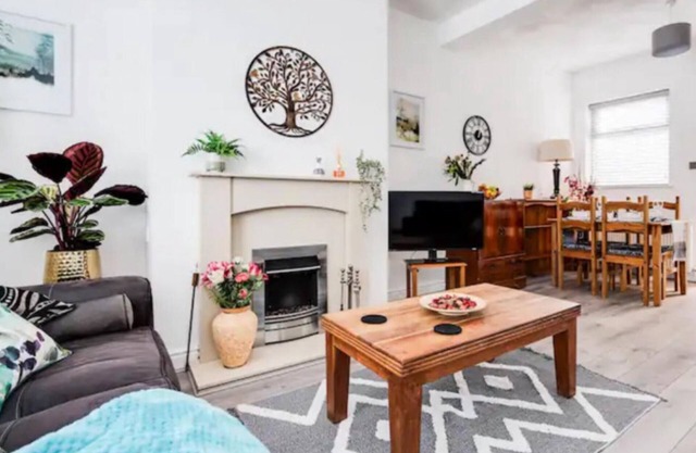 Cosy 2 bed home on the outskirts of Liverpool with great links to the City