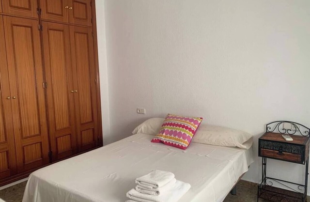 Apartamento sencillo y económico para familias y grupos. Piscina y Parking