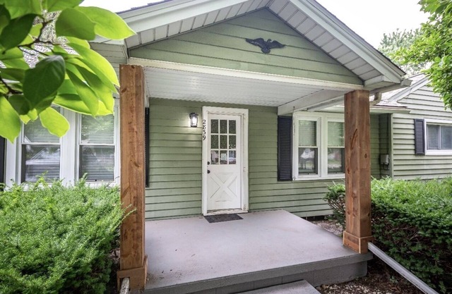 Simple and Sweet I 2 BR 1 BA Home in Lansing