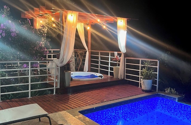 Simple house with a hot tub, swimming pool and a beautiful view in Mairiporã